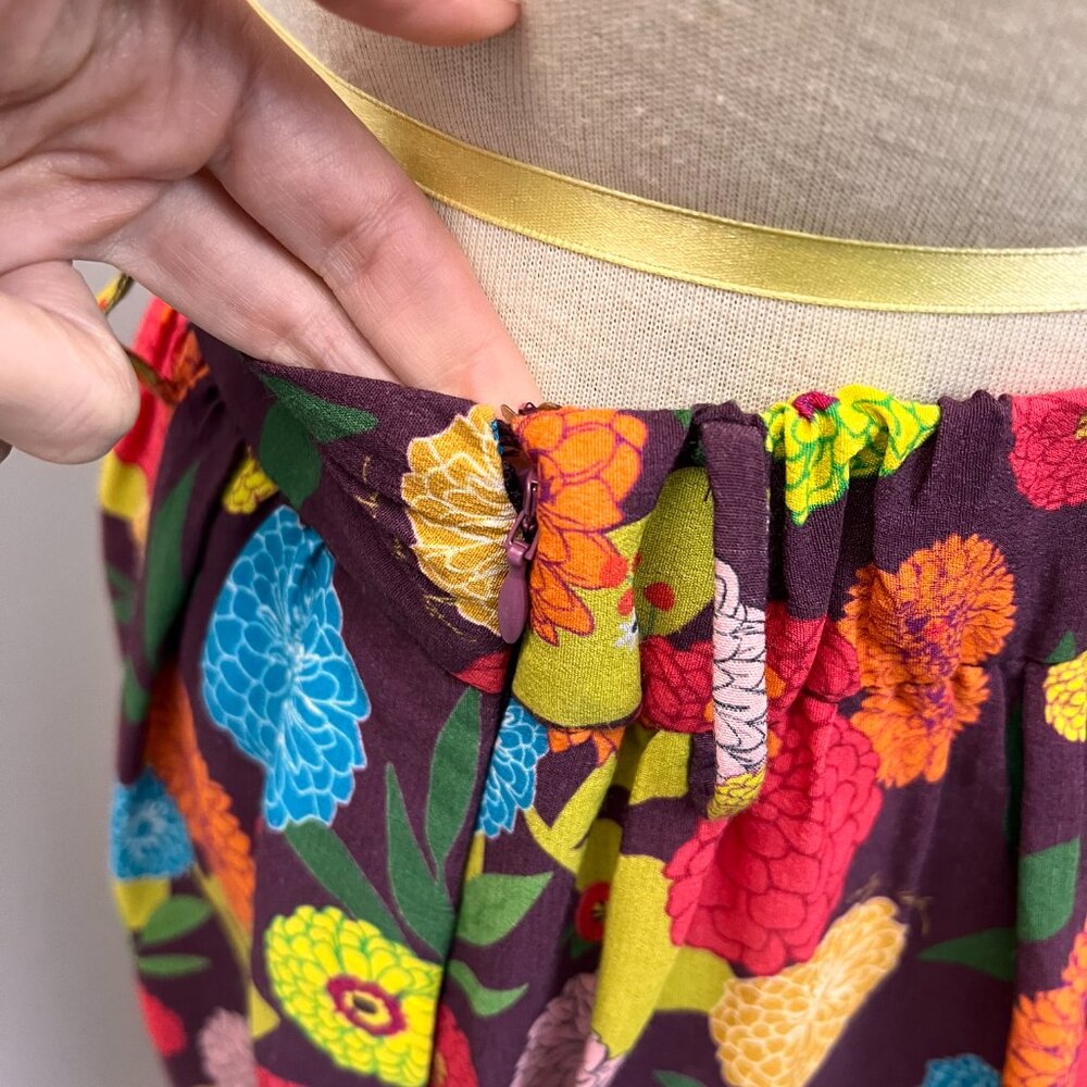 Emily Lovelock Bella Bouquet Print Floral Skirt Sz L - Picture 9 of 12